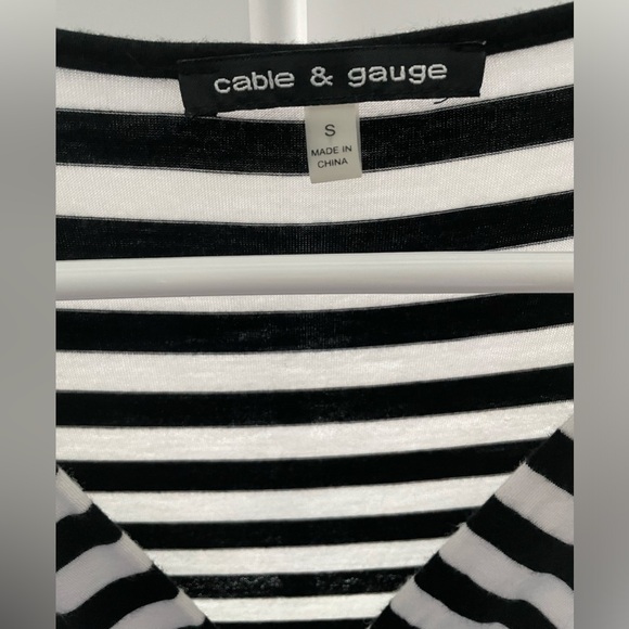 Cable & Gauge Black and White Stripe V-neck sleeveless top, Size Small. EUC - Picture 4 of 8